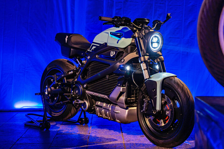 ドイツ・ケルンのカスタムビルダー、JvB MOTOが、ハーレーダビッドソンからの依頼を受けて製作した、「ライブワイヤー」ベースのカスタムバイク「Silent Alarm（サイレントアラーム）」。基本骨格や動力系はスタンダードのままだが、ヘッドライトカバーやタンクカバー、シートカウルやホイールカバーなど、外装類のほとんどがオリジナルデザインとなっており、JvBのカスタムバイクに共通する、シンプルでクリーンな意匠が貫かれている。