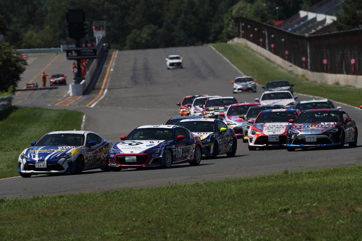 怒涛（どとう）の追い上げで、次々と前走車をオーバーテイク。十勝の週末を大いに盛り上げた久保凛太郎選手と#87 CG ROBOT BRZ BS（写真左から2台目）。シリーズ終盤に向けて何かやってくれそうで、非常に楽しみだ。