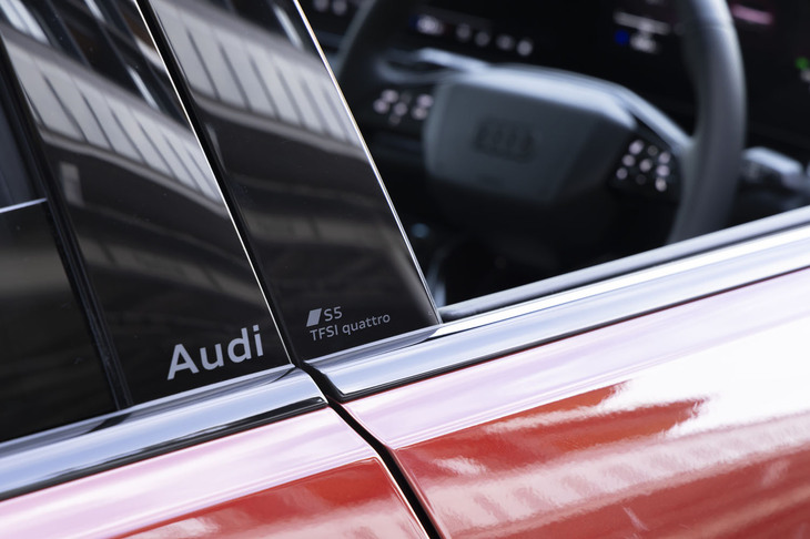 Bピラーの基部にモデルネームが隠れている。