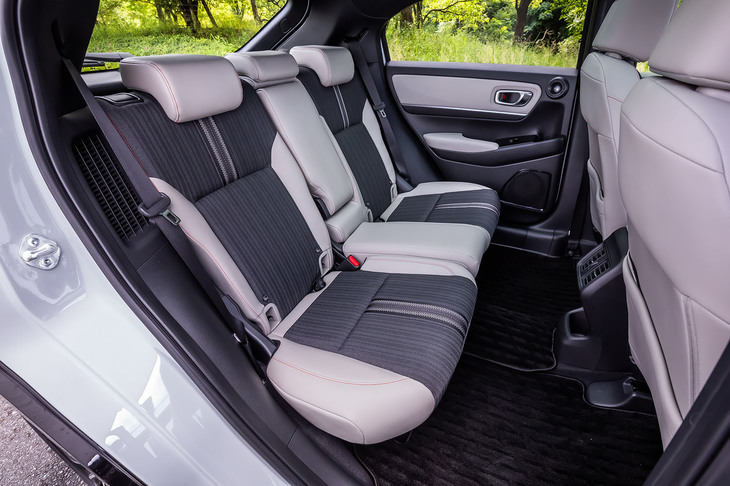 リアシートの足元は、先代モデルよりも35mm拡大された。室内側ボディー下部の突出を減らし、ドアを開けた際に足が当たらないようドアまわりの形状が工夫されている。