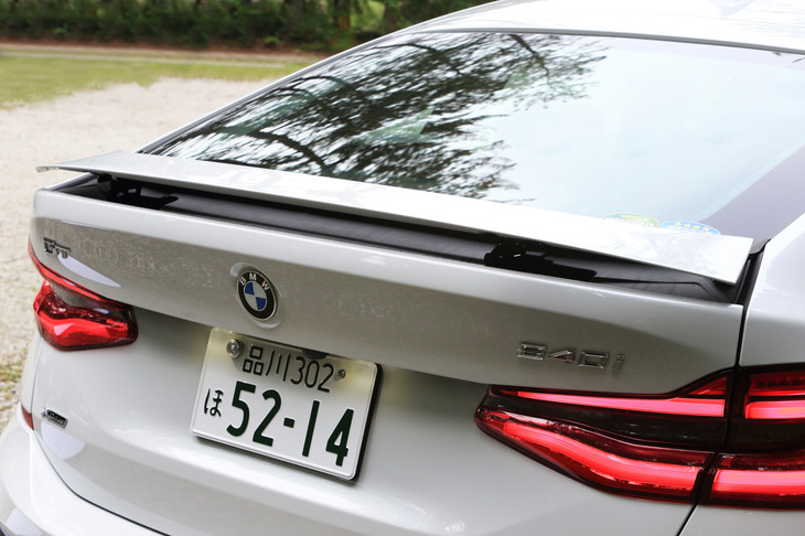 リアエンドに備わるアクティブスポイラーは、110km/hを超えると自動で立ち上がるほか、車内のスイッチで手動で操作することもできる。