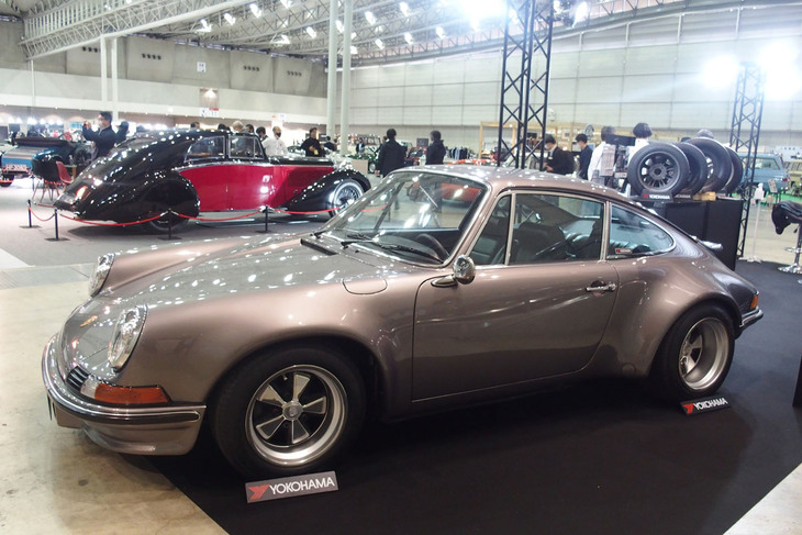 横浜ゴムのブースに展示された、復刻版「アドバンHFタイプD」を装着する「ポルシェ911」。