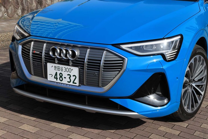 トリムグレードは無印の「50クワトロ」のほか、「アドバンスト」と「Sライン」の全3タイプ。立体的な造形が目を引くバンパーはSライン専用。