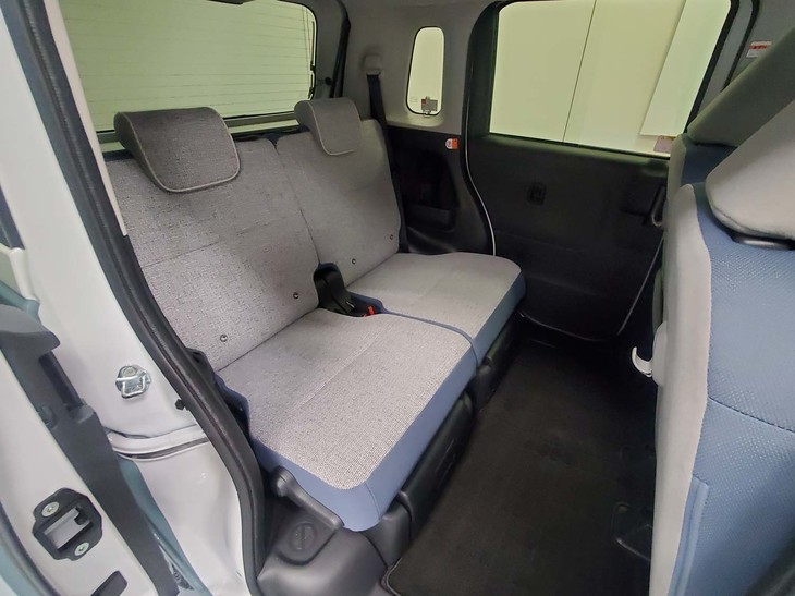 ダイハツ・ムーヴ キャンバス ストライプス（後席）
