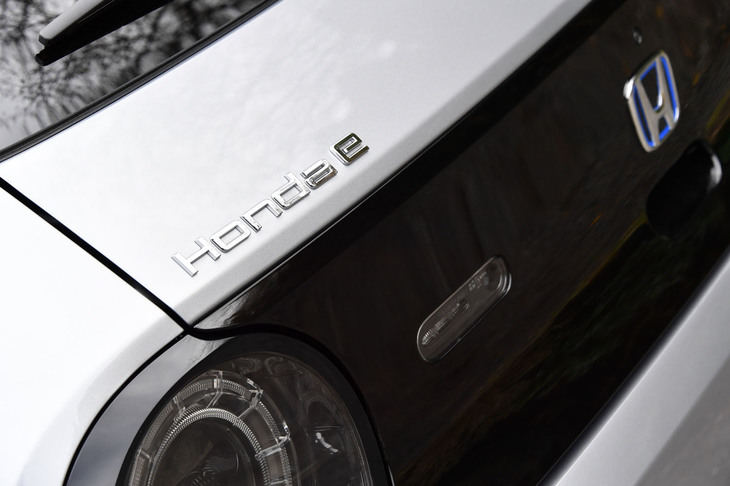 【ホンダeアドバンス】
	ボディーサイズ：全長×全幅×全高＝3895×1750×1510mm／ホイールベース：2530mm／車重：1540kg／駆動方式：RWD／モーター：交流同期電動機／最高出力：154PS（113kW）/3497-1万rpm／最大トルク：315N・m（32.1kgf・m）/0-2000rpm／タイヤ：（前）205/45ZR17 88Y XL／（後）225/45ZR17 94Y XL（ミシュラン・パイロットスポーツ4）／一充電最大走行可能距離：259km（WLTCモード）／交流電力量消費率：138Wh/km（WLTCモード）／価格：495万円
	
	【取材時の電費データ】
	テスト距離：268.8km（市街地2：高速道路6：山岳路2）／参考電力消費率：5.1km/kWh（車載電費計計測値）