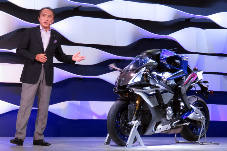 二輪操縦ロボットの「モトボットver.2」。カッコイイ「YZF-R1」ではなく、その上に張り付いているロボットの方が“主役”である。