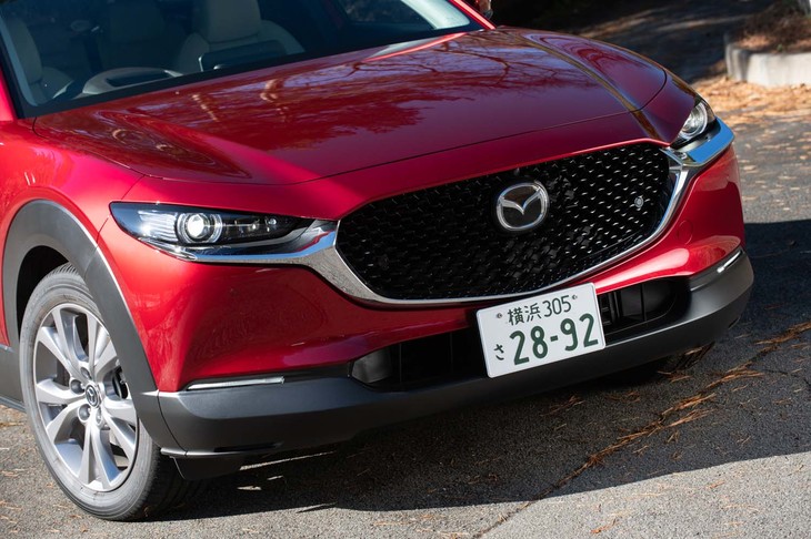 フロントまわりではヘッドランプをグリルよりも大幅に後ろにレイアウトした“奥目”が特徴。ランプを点灯すると、その前にあるメッキパーツも一緒に光るようになっている。