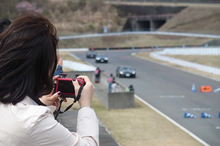 富士スピードウェイのショートサーキットで行われたドライビングレッスンの様子。参加車両を写真や動画に収めるシーンも多く見受けられた。