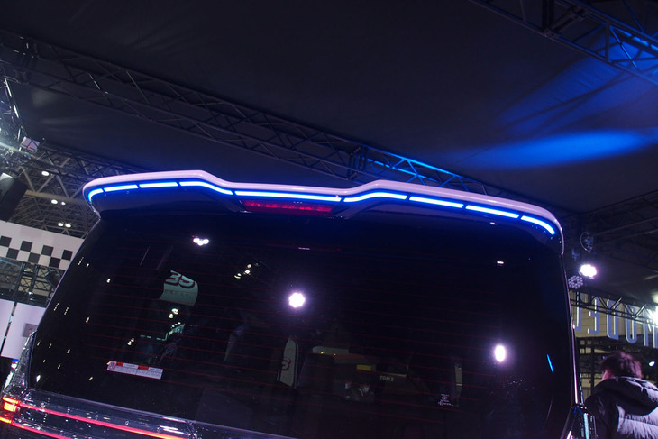 ブルーのLEDが組み込まれたイルミルーフスポイラーは、2022年4月に発売される予定。