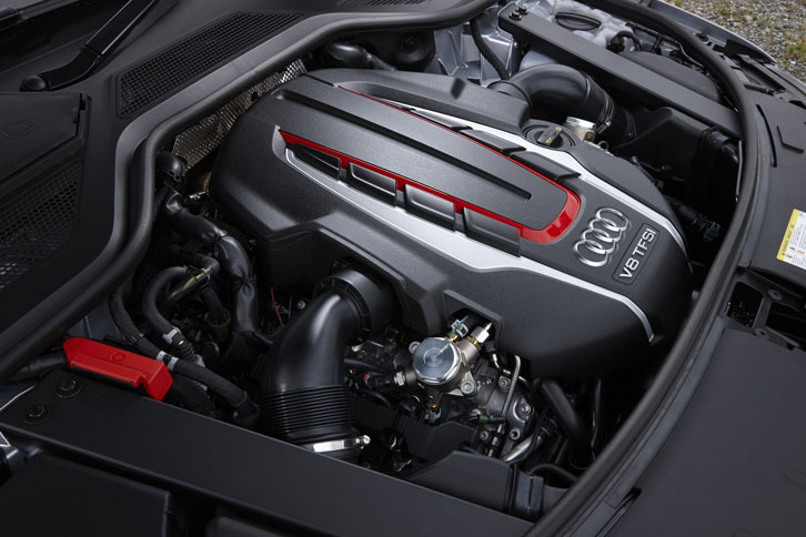 最高出力605ps発生する、4リッターV8ターボエンジン。キックダウンでオーバーブーストモードに入ると、通常71.4kgmの最大トルクは数秒間、76.5kgmにまで高められる。