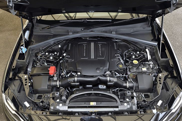 3リッターV6スーパーチャージドユニットは380psと450Nm（45.9kgm）を発生する。JC08モード燃費は10.1km/リッター。