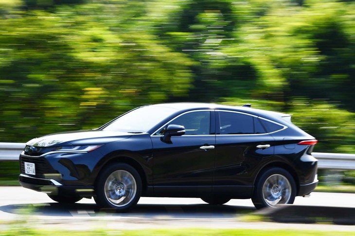 郊外の山道を行く「ハリアー」。コーナリング中のアンダーステアを抑制する「アクティブコーナリングアシスト」が標準装備されている。