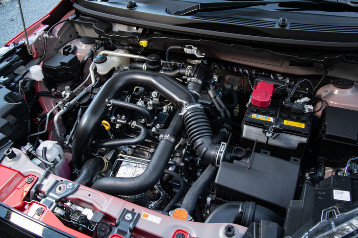 エンジンは「トール」のターボ車と同じ1リッター直3ターボだが、インタークーラーの位置をエンジンの上から前方に移し、吸気温度を下げるなどしてトルクレスポンスの向上が図られている。