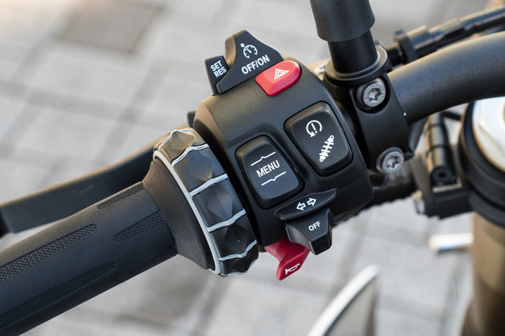 液晶ディスプレイや電子制御サスペンション、ライディングモードセレクターなどの操作は、左側のスイッチボックスと、グリップの基部に備わるリング型のコントローラーで操作する。