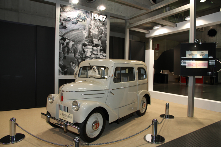 1947年「たま電気自動車」。戦前・戦中の立川飛行機から派生し、後にプリンスに発展する東京電気自動車が開発したEV。国産EV自体は戦前から存在したが、これは戦後のガソリンが乏しく、いっぽうでは産業が破壊されたため大口電力需要者もおらず、電力が余剰気味だった時代に作られた。日産が保存していた個体を、2010年の「リーフ」発表に合わせてフルレストア。走行も可能となった。