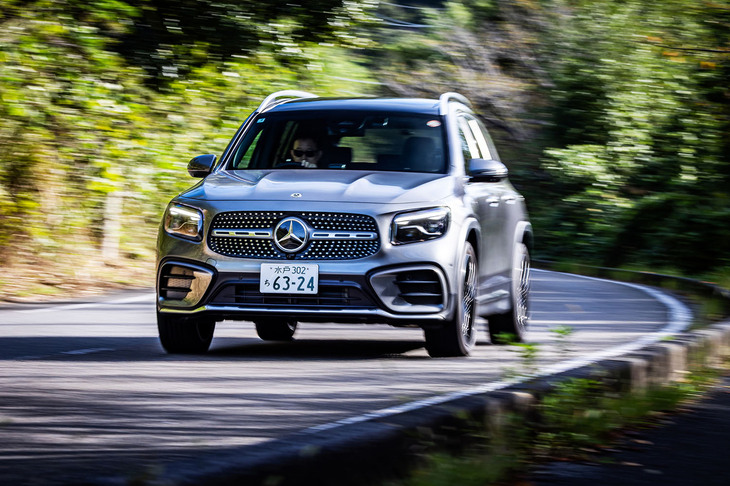 丘陵地のワインディングロードを行く「GLBアーバンスターズ」。「アダプティブダンピングシステム付きサスペンション」を採用し、乗り心地とハンドリングの向上を図ったのも同モデルのセリングポイントだ。