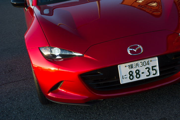 ボディーカラーは全6色。ソフトトップ車には設定のある「アークティックホワイト」が非設定となるほか、グレー系の色についてはソフトトップ車が「メテオグレーマイカ」なのに対し、「RF」では「マシーングレープレミアムメタリック」となる。