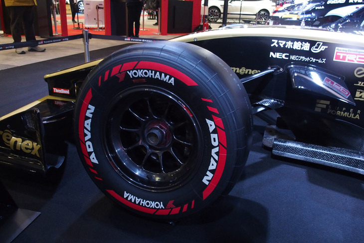 スーパーフォーミュラの2021年シーズン参戦車両「carenex TEAM IMPUL SF19」。