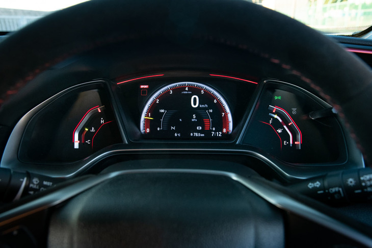 計器類については従来モデルから変更はない。ドライブモードを「＋R」にすると、白基調だった表示のデザインが赤に切り替わる。