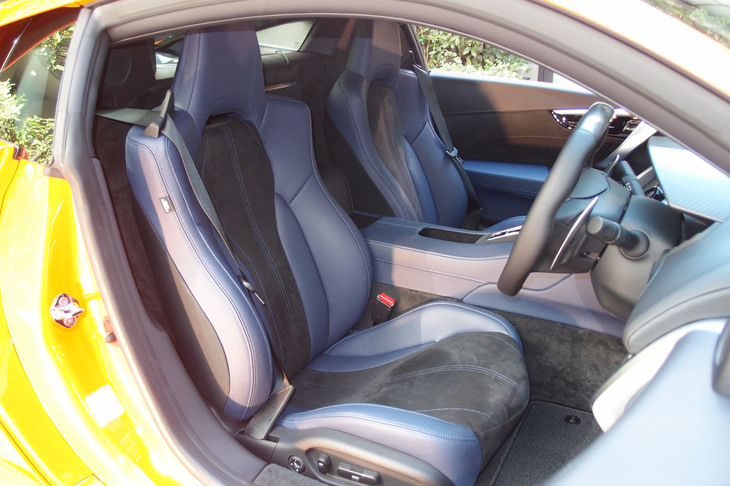 青系の新色「インディゴ」で仕立てられたインテリア。