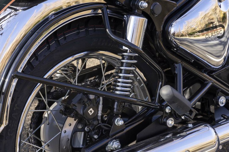 サスペンションは、前がφ41mmのテレスコピックフォーク、後ろが6段階のプリロード調整機能を備えた、ガス封入式ショックアブソーバー（ツインショック）の組み合わせだ。