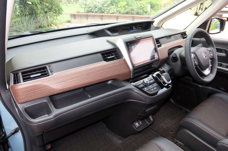 ホンダ・フリード ハイブリッド クロスター（4WD）（インストゥルメントパネルまわり）