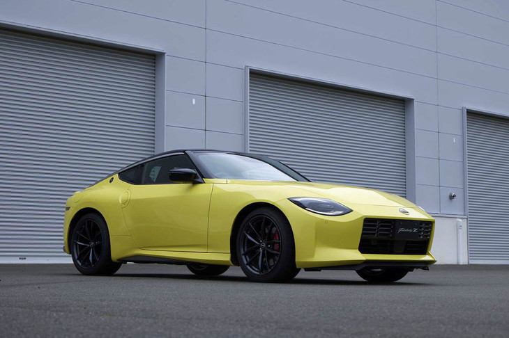 「2022年の夏に発売」ということで大いに盛り上がった新型「日産フェアレディZ」だったが、半導体不足やコロナ禍の影響により、同年7月末でいったん受注が止まってしまった。8月に入り日産は、日産車全般についてカーナビ等のアクセサリーまでも納期が長期化している旨をオフィシャルサイトで告げている。