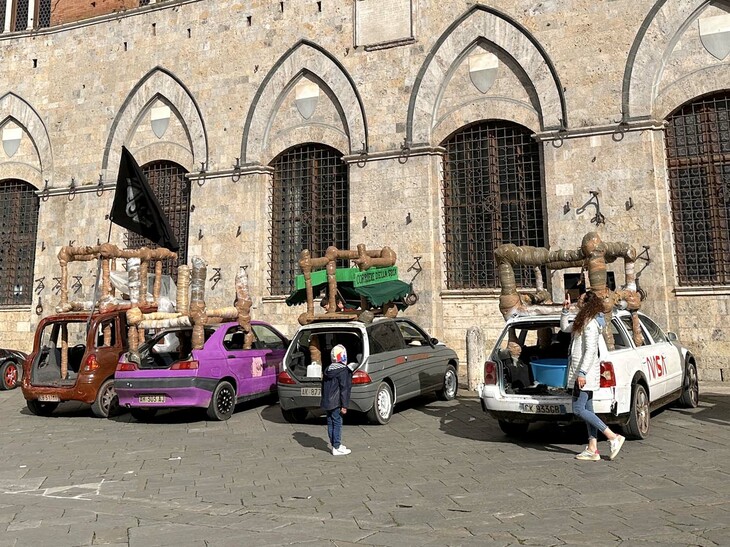 シエナ政庁舎前で。母親は「マンマ、これ何て書いてあるの？」と尋ねられる前に、子どもの気をそらそうとしているのか。