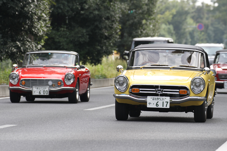 「S800」（右）と「S600」。中央にHマークをあしらったマスクは、S800に始まる。