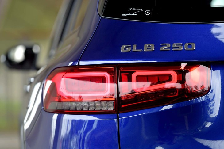 リアコンビランプはLED式。緊急性のあるブレーキ操作に応じて自動点滅する「アダプティブブレーキライト」が備わる。