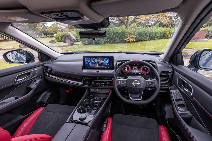 インテリアは、ブラックを基調にレッドアクセントをあしらったNISMOロードカーではおなじみのコーディネートを採用。レッドステッチが入ったブラックのドアトリムやインストパッド、アームレスト付きのセンターコンソールボックスなどが目を引く。