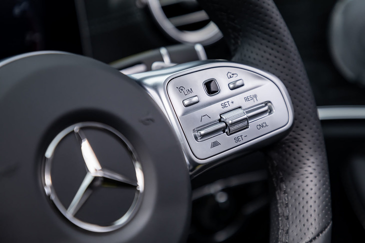 スポーク部分にACCの操作系が集中配置された最新デザインの「AMGスポーツステアリング」。ACCに慣れていれば、直感的な操作が可能だろう。