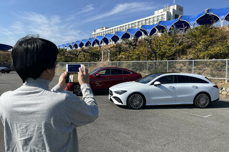 2台のメルセデス・ベンツを撮影する。メルセデス・ベンツのエンジン横置き前輪駆動アーキテクチャーをベースとした「CLAシューティングブレーク」のデザインは、とてもエレガントでバランスがいい。エリートっぽいのが大好きな私にピッタリだ。