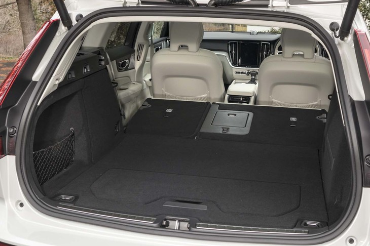荷室の容量は529～1441リッター。後席の背もたれを倒したときには、荷室の床面との間がフラットになる。