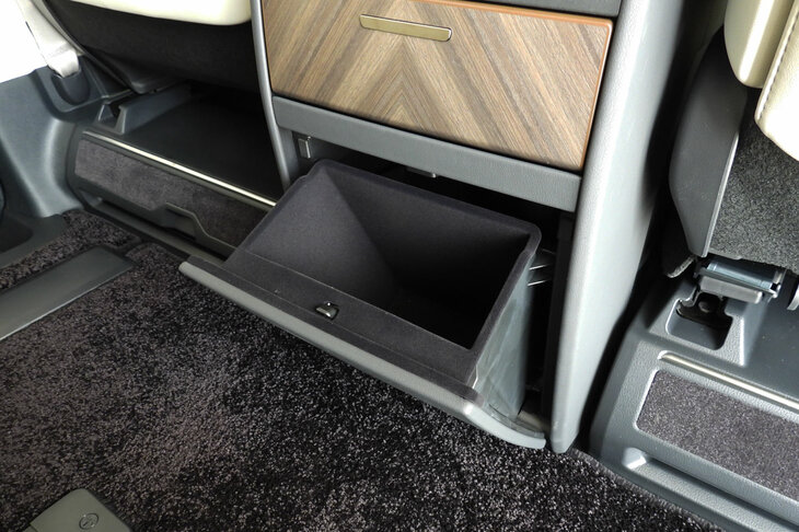 レクサスLM500h“バージョンL”（収納ボックス）