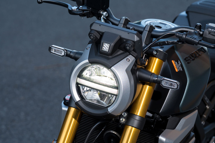 往年のフラットボトムのランプに着想を得たという丸型ヘッドランプ。中身はもちろん最新のLED式で、ポジションランプも収められている。