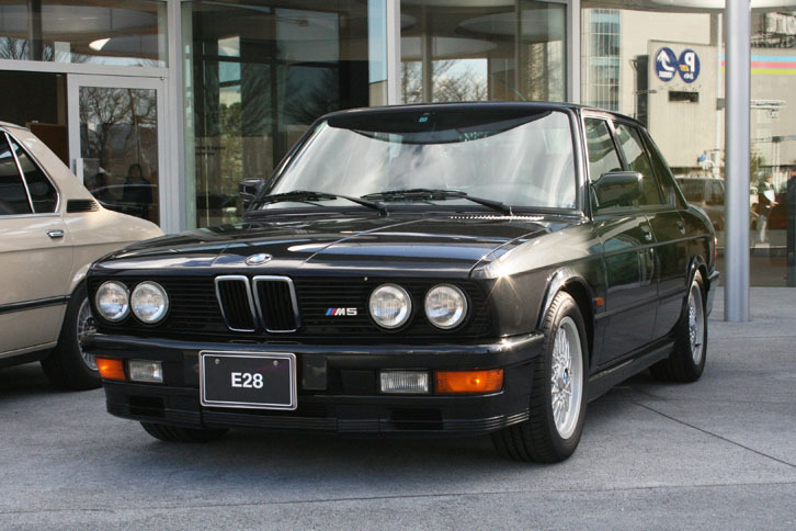 2代目BMW 5シリーズ（E28型／1981～1988年）。写真は1987年型「M5」。