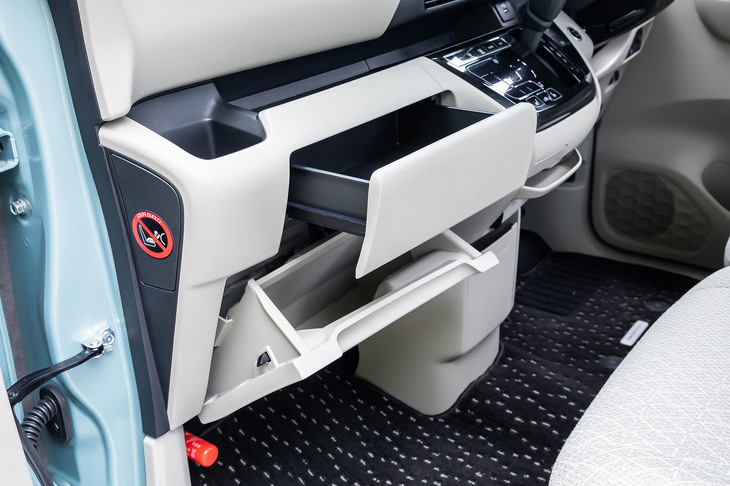 ダッシュボードの助手席側は上下にグローブボックスが備わり、助手席シート下に車検証入れを兼ねたスライド式のアンダートレイが設置されている。