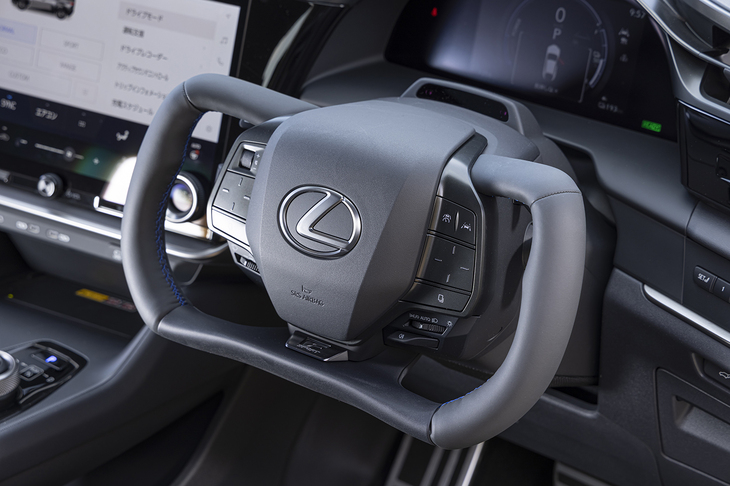 カタログモデルでステアバイワイヤが設定されるのは「RZ550“Fスポーツ”」のみ。パドルやウインカーレバー、ワイパーレバーも一緒に回転する。