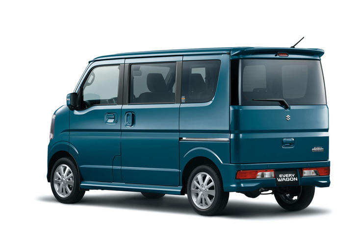 新色となる「デニムブルーメタリック」の外板色をまとった「エブリイワゴン」。