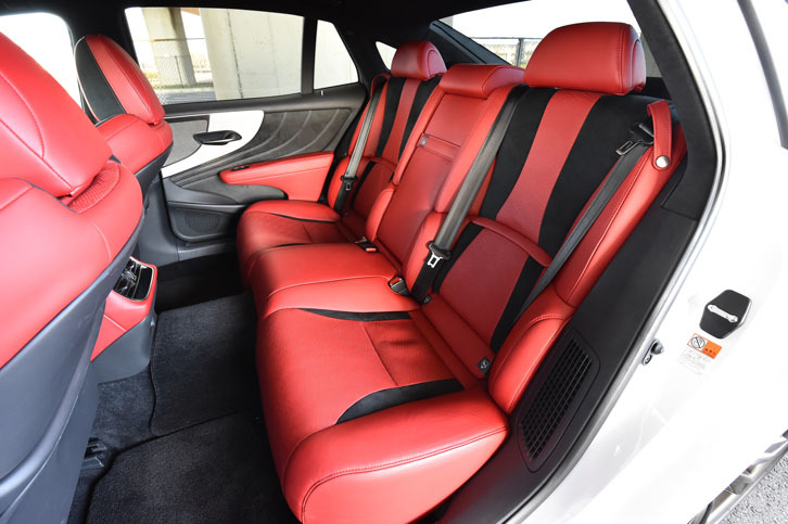 フレアレッドのシートカラー（写真）は、“Fスポーツ”グレードに限り選択可能。