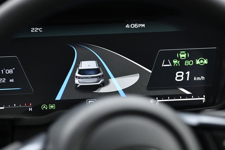 センサー類の強化により、運転支援システムのステアリング制御は大幅に進化した。写真は車両右後方の状況を伝える映像。（写真＝スバル）