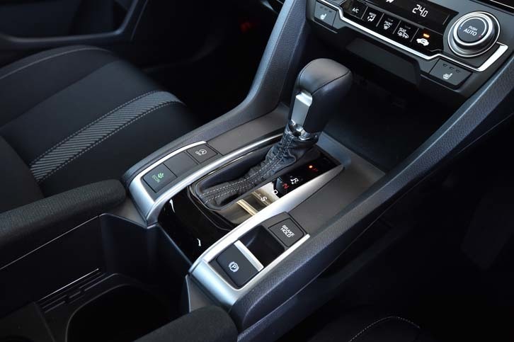 「シビックセダン」のシフトセレクターまわり。トランスミッションはCVTに加えて、「ハッチバック」には6段MTも用意される。