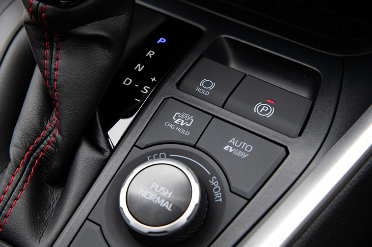 ドライブモードは全4種類で、「EVモード」や「AUTO EV／HVモード」に加え、バッテリー残量を維持して走る「HVモード」と、充電しながら走る「バッテリーチャージモード」が用意されている。