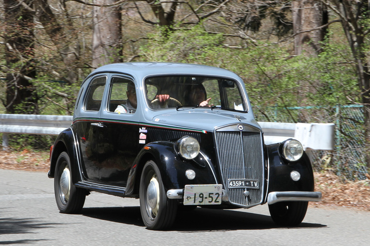 1952年「ランチア・アルデア」。これまた戦前生まれのモデルだが、戦後の1948年からは量産車としては世界初となる5段ギアボックスを備えていた。