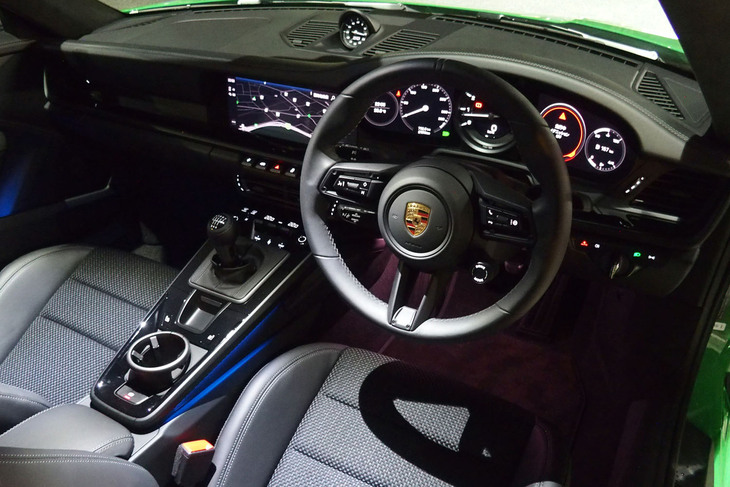 6連メーターやPCM（ポルシェ・コミュニケーション・マネジメントシステム）と呼ばれるインフォテインメントシステムが備わるコックピットの基本デザインは、現行型「911」に準じたもの。「GTスポーツステアリングホイール」の右下に走行モードセレクターが配置されている。