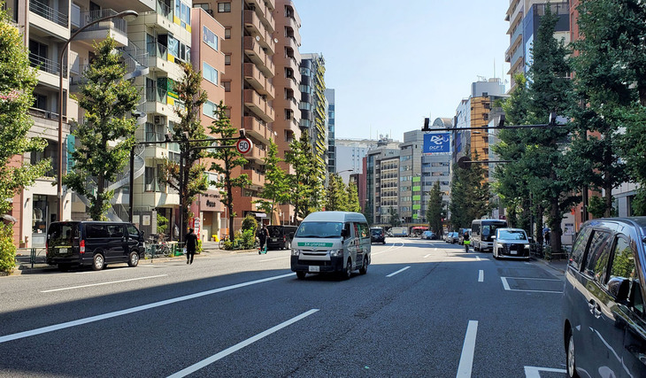 2025年8月下旬、某日の東京・駒沢通りの様子。ほかのクルマと重なって写っていないものを含めて、一度に5台の「ハイエース」が視界に入った。“当たり前の存在”になっているとはいえ、あらためて見ると、その数は実に多い。