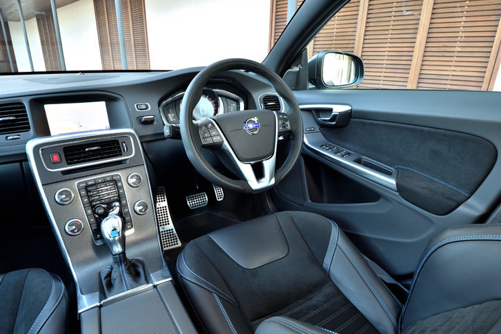 「S60ポールスター」のインテリア。本革／ヌバックの専用スポーツシートやステアリングホイール、専用のアルミペダル＆フットレスト、専用のシフトノブなどが装着されている。