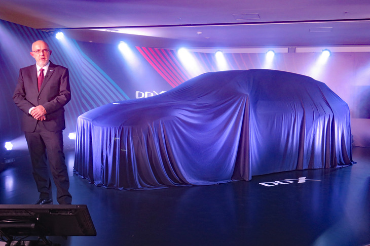 「DBX」の概要を説明する、アストンマーティン・ラゴンダ・リミテッド副社長兼チーフ・クオリティー・オフィサーのリチャード・ハンバート氏。DBXの開発は、SUVとは何なのかを再定義することから始まったという。