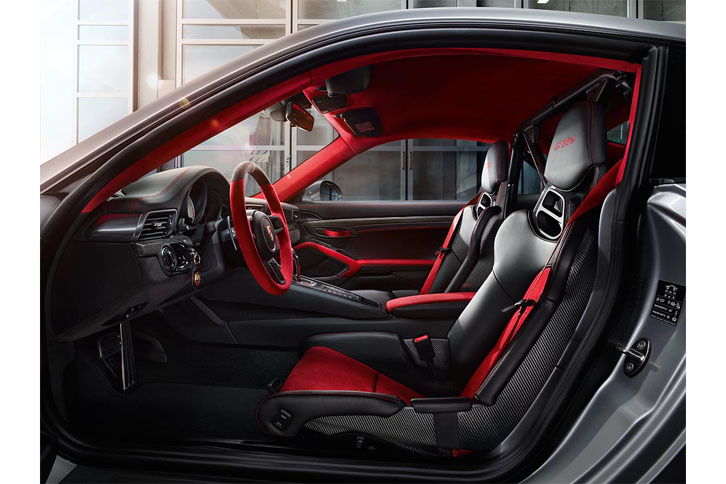 室内はレッドアルカンターラ、ブラックレザー、およびカーボン模様仕上げのインテリアパーツで占められている。